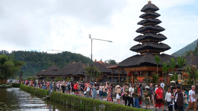 Gubernur Bali Sebut Penerbangan Berkurang Jadi Penyebab Turunnya Wisatawan Domestik