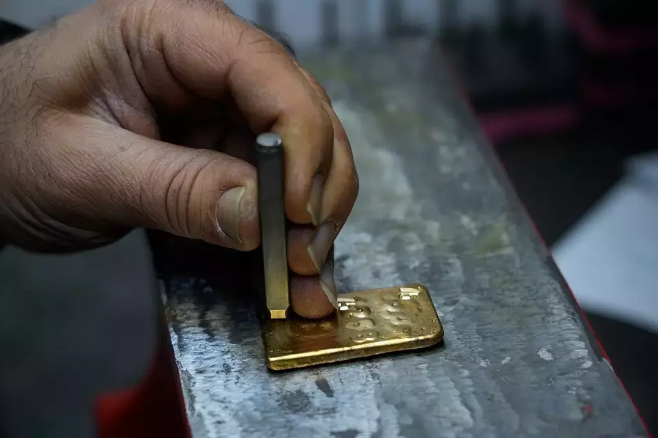 Harga Emas Kian Terpuruk, Pakar Sebut Potensi Turun Lebih Dalam